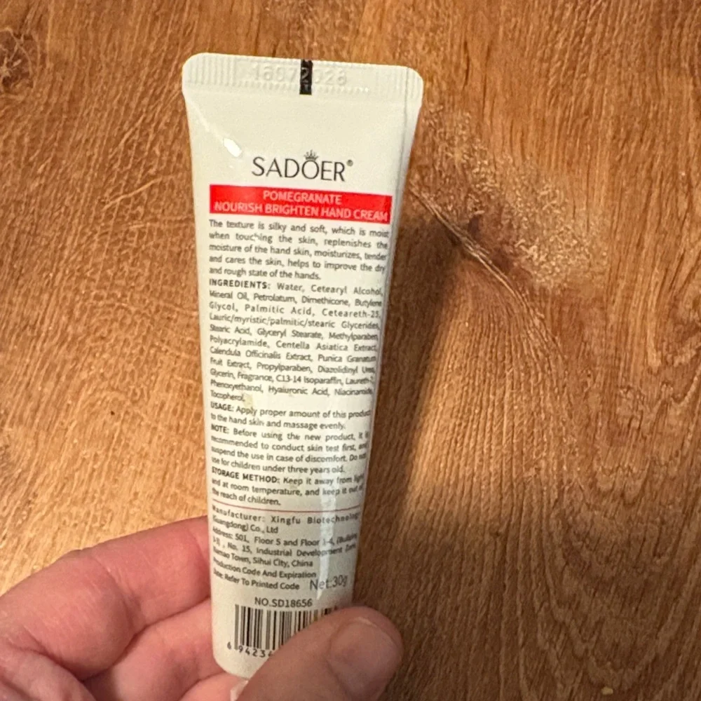 NWT Sadoer Pomegranate Hand Cream 1.05 OZ - Picture 2 of 3